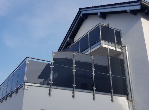 Balkon-, & Terrassengeländer mit VSG aus ESG Parsolgrau matt